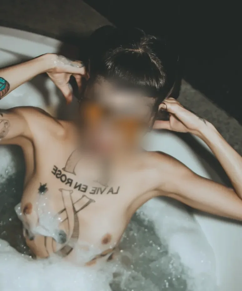 Nicole, 36