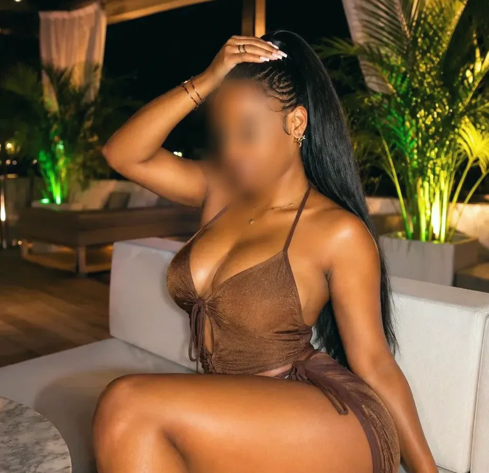 Nora, 27