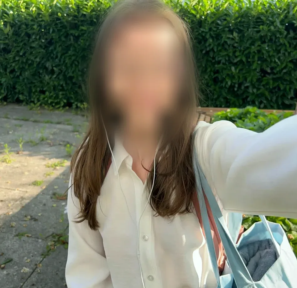 Vivien, 22